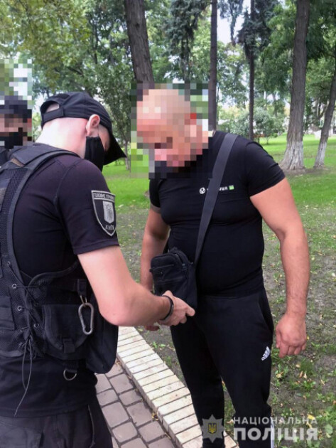 В Киеве полицейские проводят досмотр задержанного мужчины, который угрожал журналистам ножом