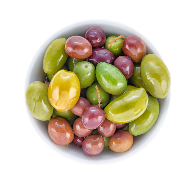 Если оливки разных "пород" собрать вместе, то разнообразие их цветов, форм и размеров покажется впечатляющим. Однако при идентификации некоторых сортов, взятых по отдельности, без проверки калибра бывает не обойтись  / Shutterstock