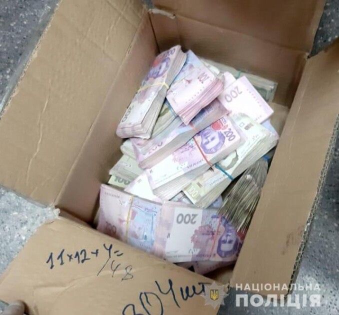У подозреваемых изъяли более 500 тыс. грн наличными в разных валютах