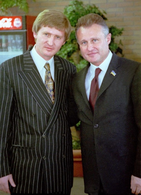 Президент футбольного клуба "Шахтер" Ринат Ахметов, слева, и президент Федерации футбола Украины (ФФУ) Григорий Суркис
