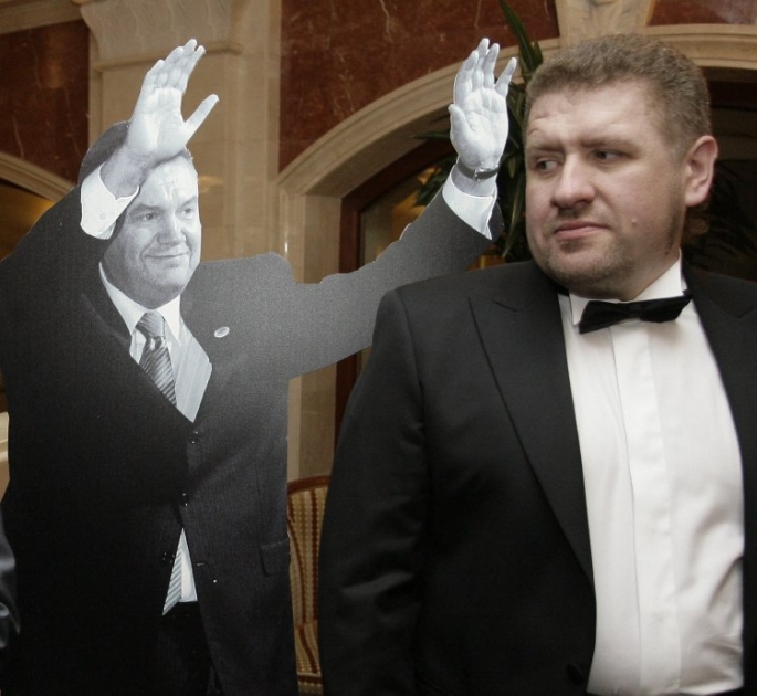 Кость Бондаренко возле изображения лидера Партии регионов Виктора Януковича