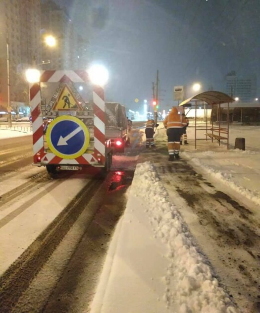 Снегопад продолжается, поэтому дороги и тротуары очищают повторно