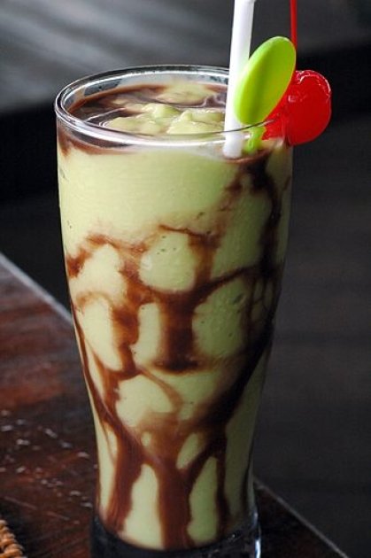 Индонезийский молочный коктейль с авокадо