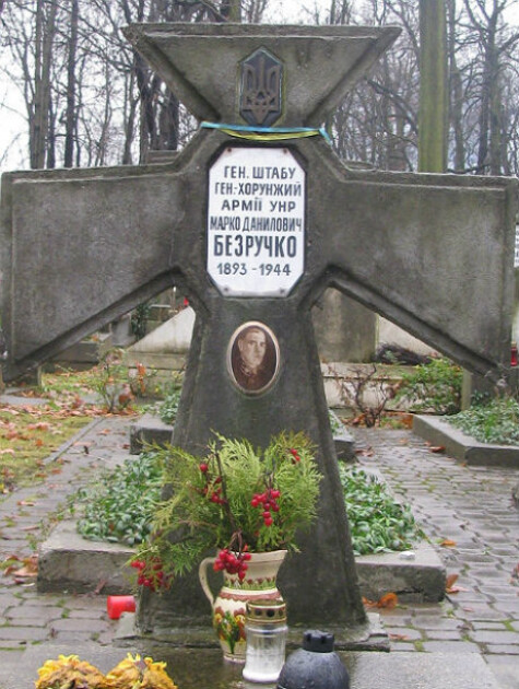 Могила генерала Марка Безручка на православному цвинтарі у Варшаві