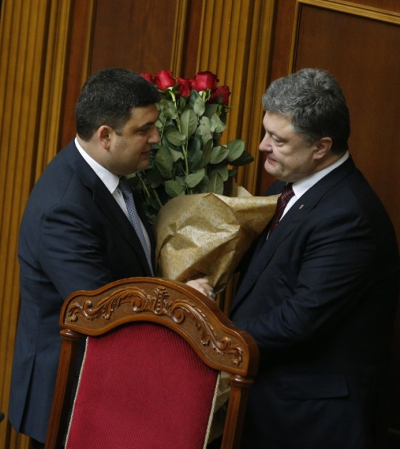 Президент України Петро Порошенко вітає Володимира Гройсмана із призначенням на посаду прем'єр-міністра України під час засідання Верховної Ради, 2016 р.