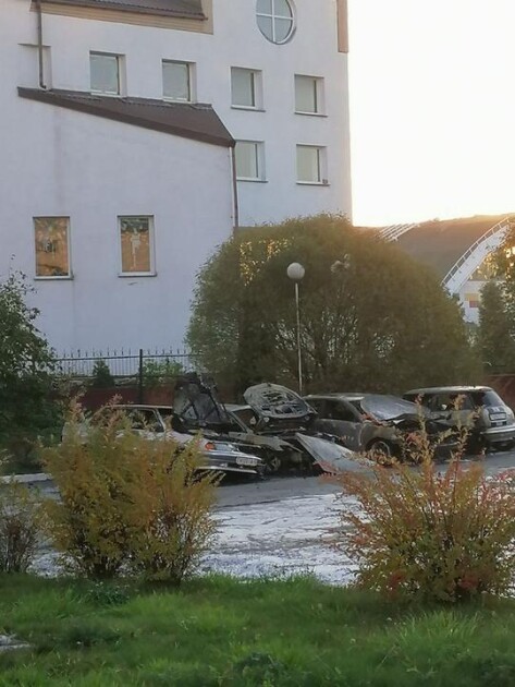 Сгоревшие авто возле прокуратуры в Беларуси