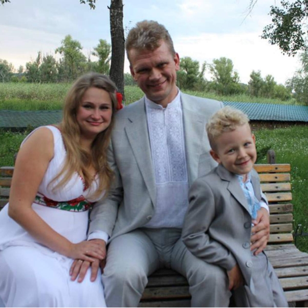 Игорь Швайка с женой Еленой и сыном/Facebook