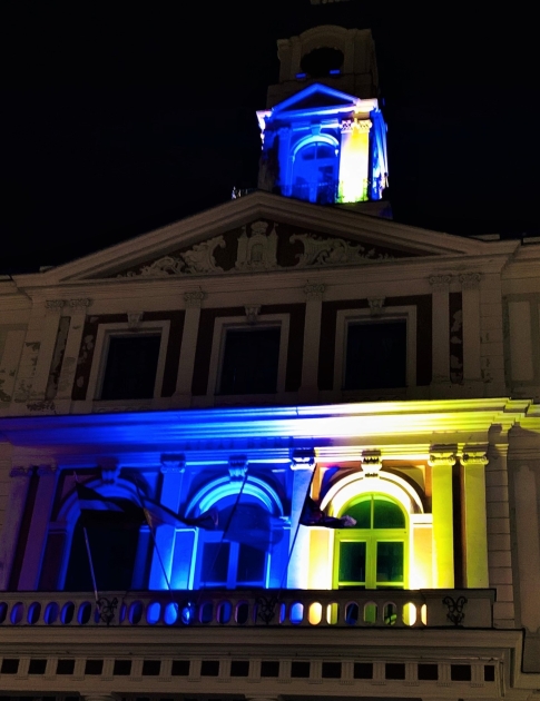 Здание мэрии подсветили цветами украинского флага