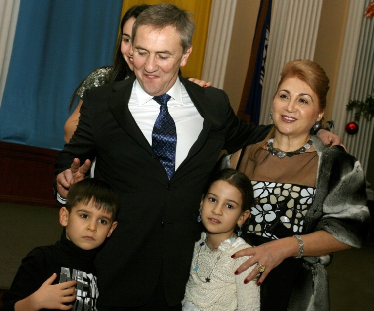 Леонід Черновецький з першою дружиною Аліною Айвазовою і дітьми