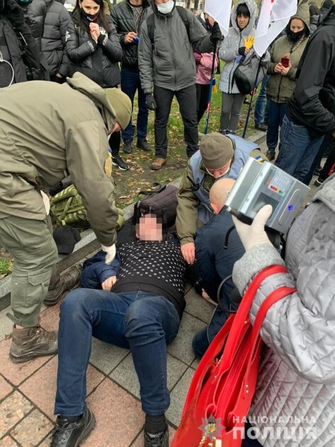 Правоохранители оказали первую домедицинскую помощь участнику акции в Киеве, которому стало плохо
