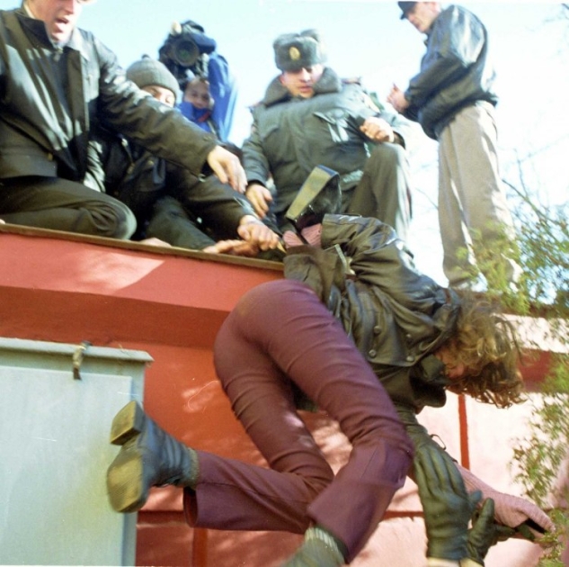 Міліціонери заарештовують Тетяну Чорновол під час акції "Україна без Кучми!", 2001 р.
