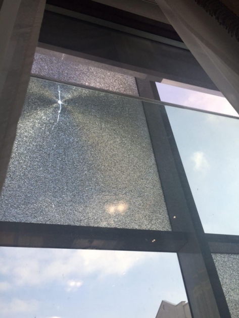 Вікно у кабінеті Віктора Шокіна зі слідами обстрілу/Facebook Андрій Демартіно