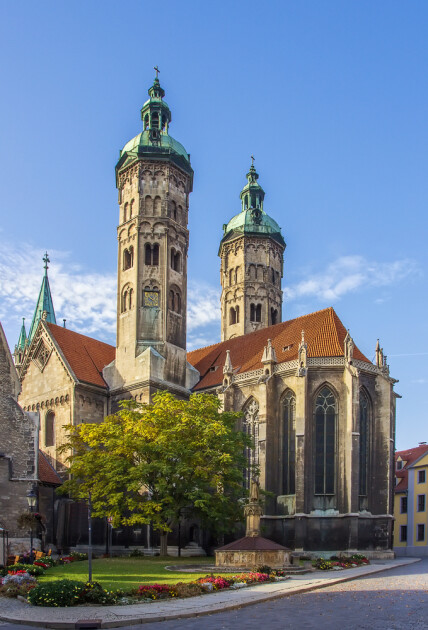 Кафедральний собор святих апостолів Петра і Павла (нім. Naumburger Dom), центр Наумбурзський-Цайцского єпископства з 1029 по 1615 рік. За всіма канонами, історія знаменитих різдвяних штолленов почалася саме тут