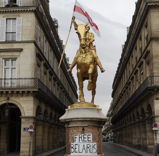 Памятник Жанне д'Арк в Париже украсили флагом Беларуси